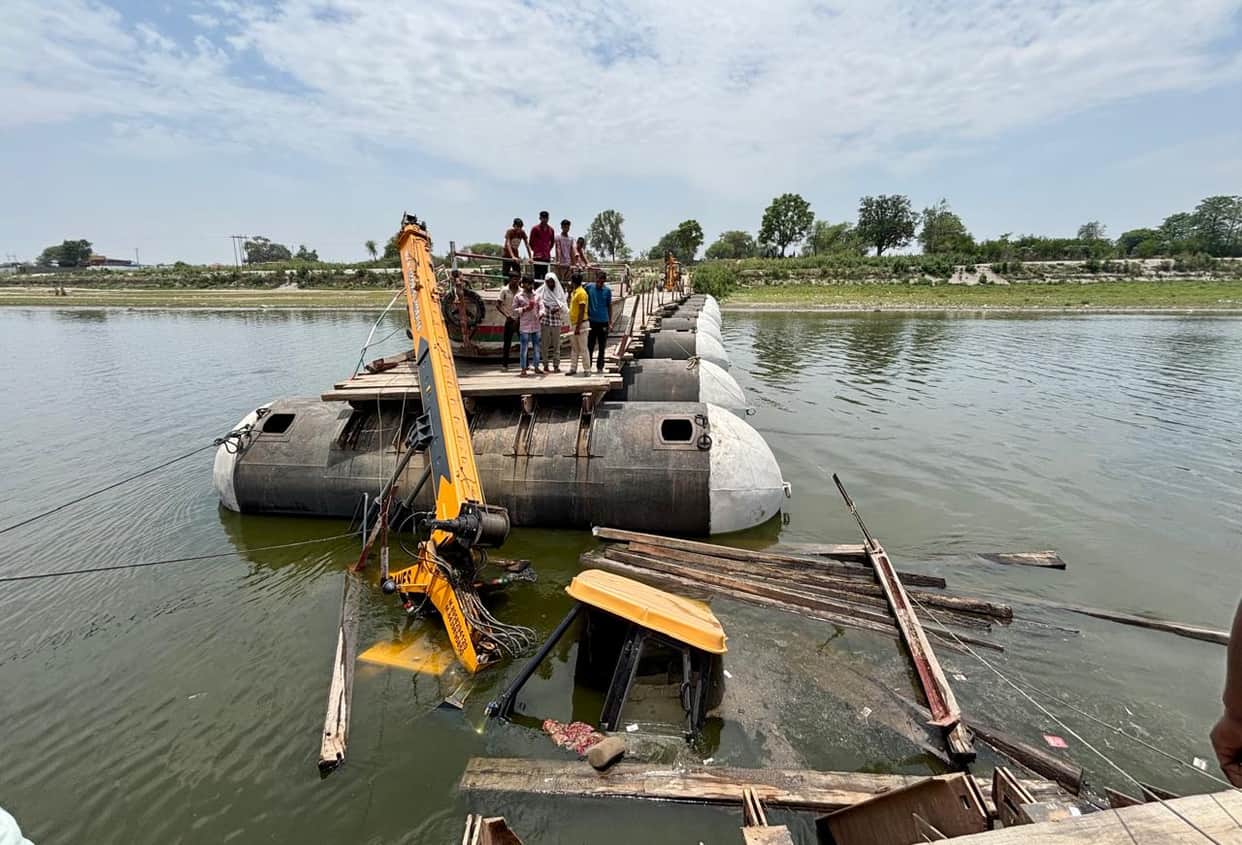 Bateshwar pontoon bridge collapses, Poclain sinks in Yamuna; driver saves life due to presence of mind
