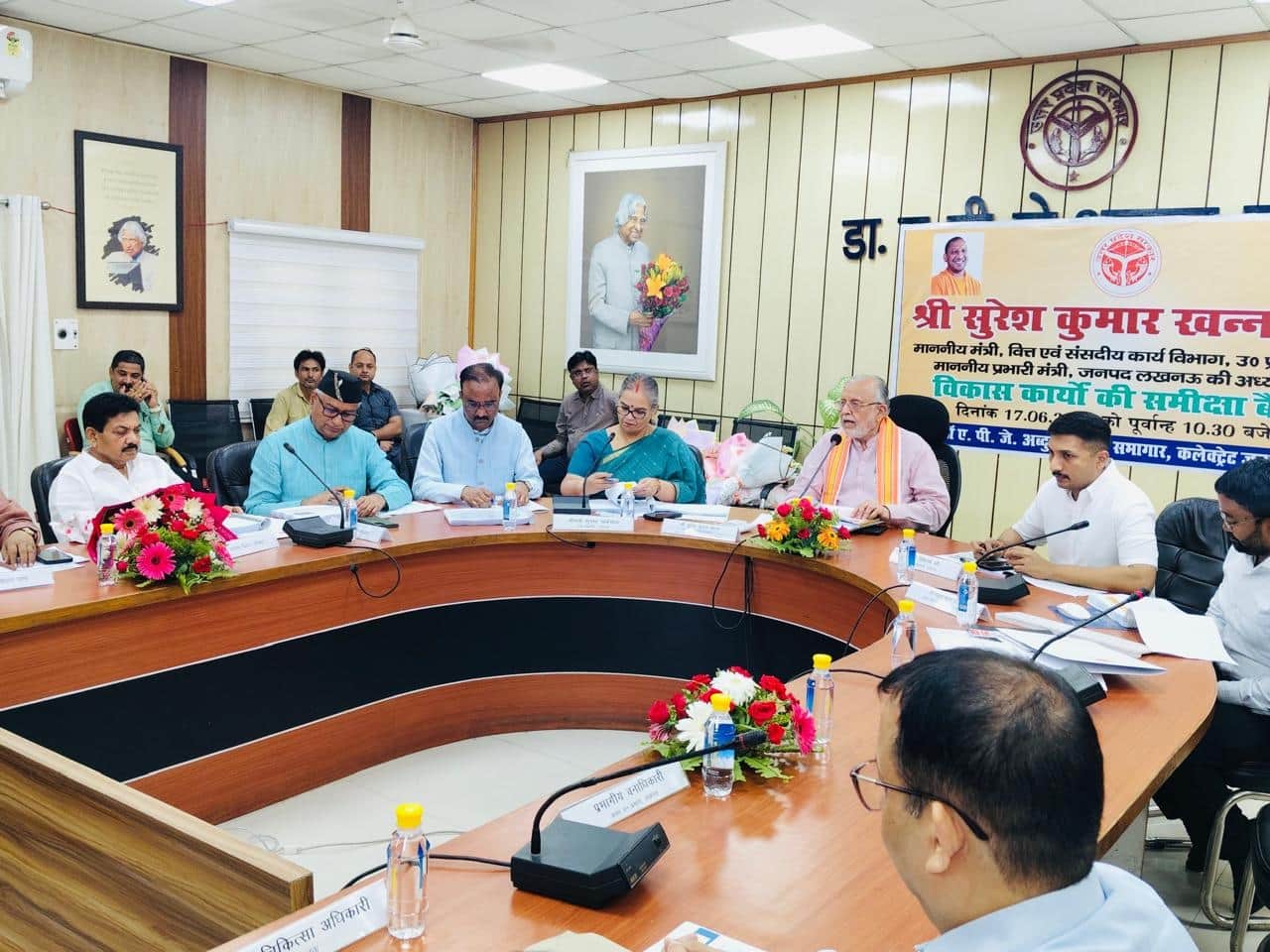 बैठक करते जिले के प्रभारी मंत्री सुरेश खन्ना।