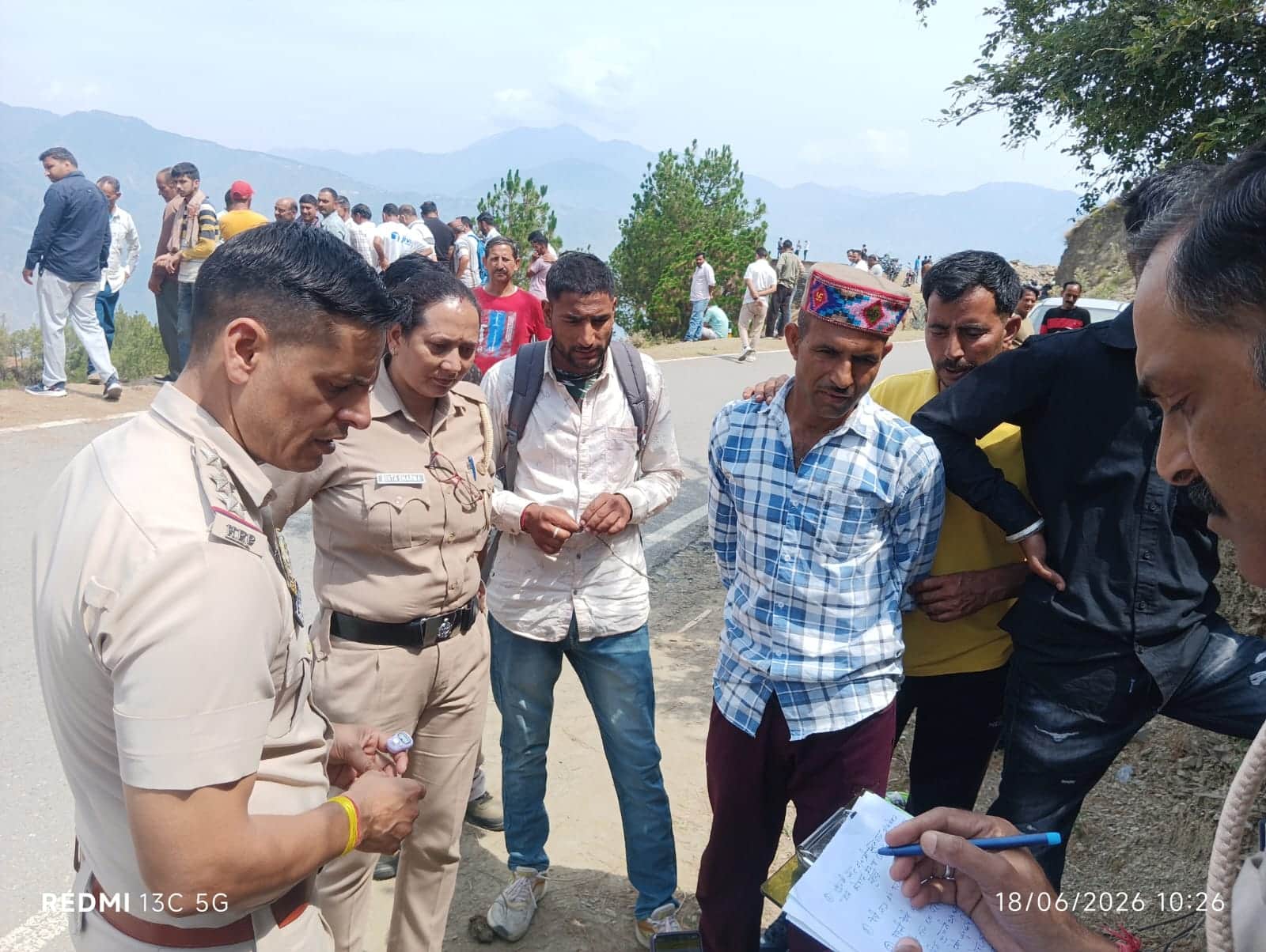 चंबा चलूंज मार्ग पर मसरूंड के पास हुए हादसे के बाद मौके पर ब्यान दर्ज करती पुलिस टीम।संवाद