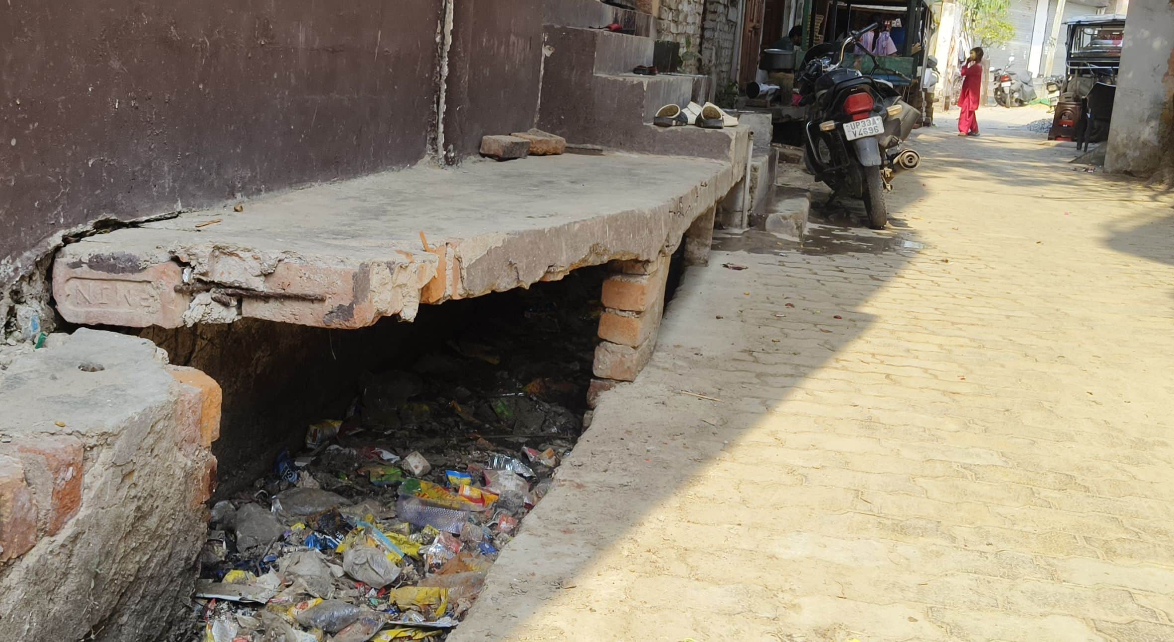 चक अहमदपुर मोहल्ले में नाले पर अतिक्रमण होने से गंदगी से पटा नाला।
