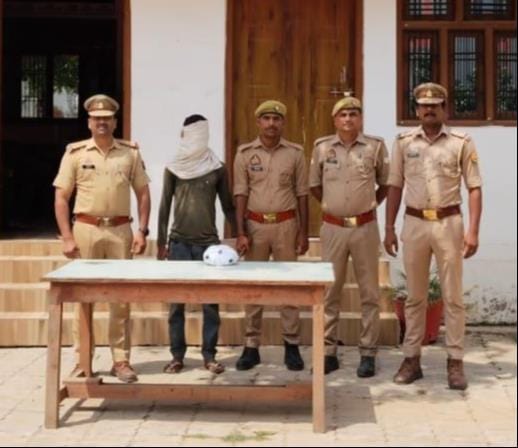 Smuggler arrested with 1.5 kg of charas; FIR registered.