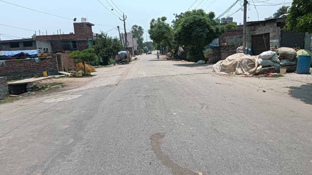 डेहा बस्ती में पुलिस दबिश के बाद पसरा सन्नाटा। संवाद