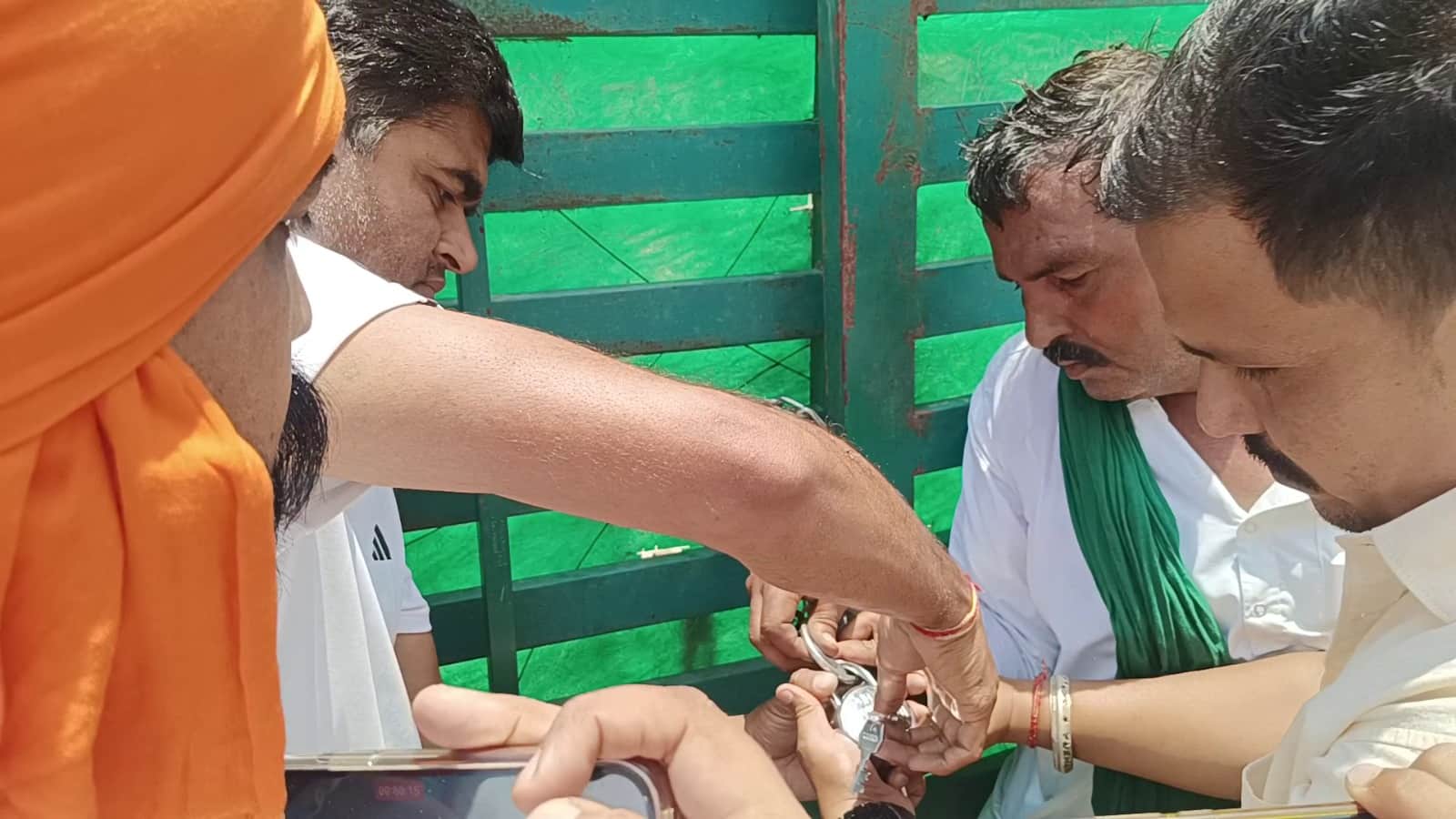 डंपिंग यार्ड पर ताला लगाते हुए ग्रामीण व अन्य।