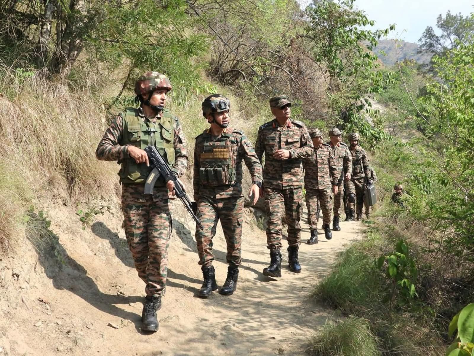 एलओसी पर सेना की सतर्कता सर्वोच्च प्राथमिकता2 जीओसी ने नौशेरा सेक्टर के अग्रिम इलाकों का दौरा