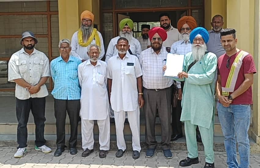 एसडीएम नंगल सचिन पाठक को ज्ञापन सौंपने पहुंचे कुल हिंद किसान सभा के सदस्य। संवाद