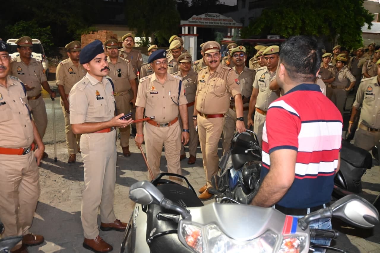 फोटो - 01 बेवजह घूम रहे युवक से पूछताछ करते एसपी। संवाद