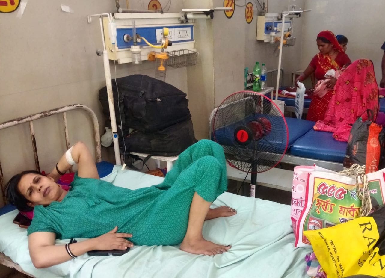 फोटो-24- महिला चिकित्सालय में वार्ड प्रसूता के पास लगा घर से लाया गया पंखा। संवाद