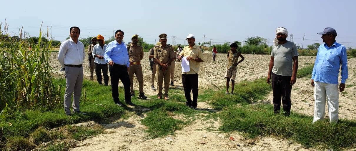 फोटो 32 मिशन समाधान में मौके पर सत्यापन करते जिलाधिकारी। स्त्रोत प्रशासन
