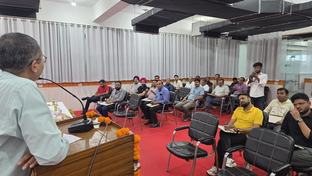 फोटो-53: बहादुरगढ़ में हुई बैठक में बीआईएस को लेकर उद्यमियों के साथ अपनी बात रखते बीआईएस के निदे
