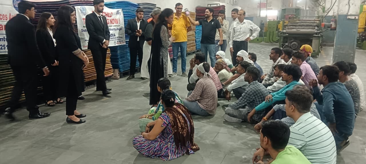 फोटो-55: बहादुरगढ़ में श्रमिकों को बाल श्रम के बारे में जागरूक करते वालंटियर। स्रोत संस्था