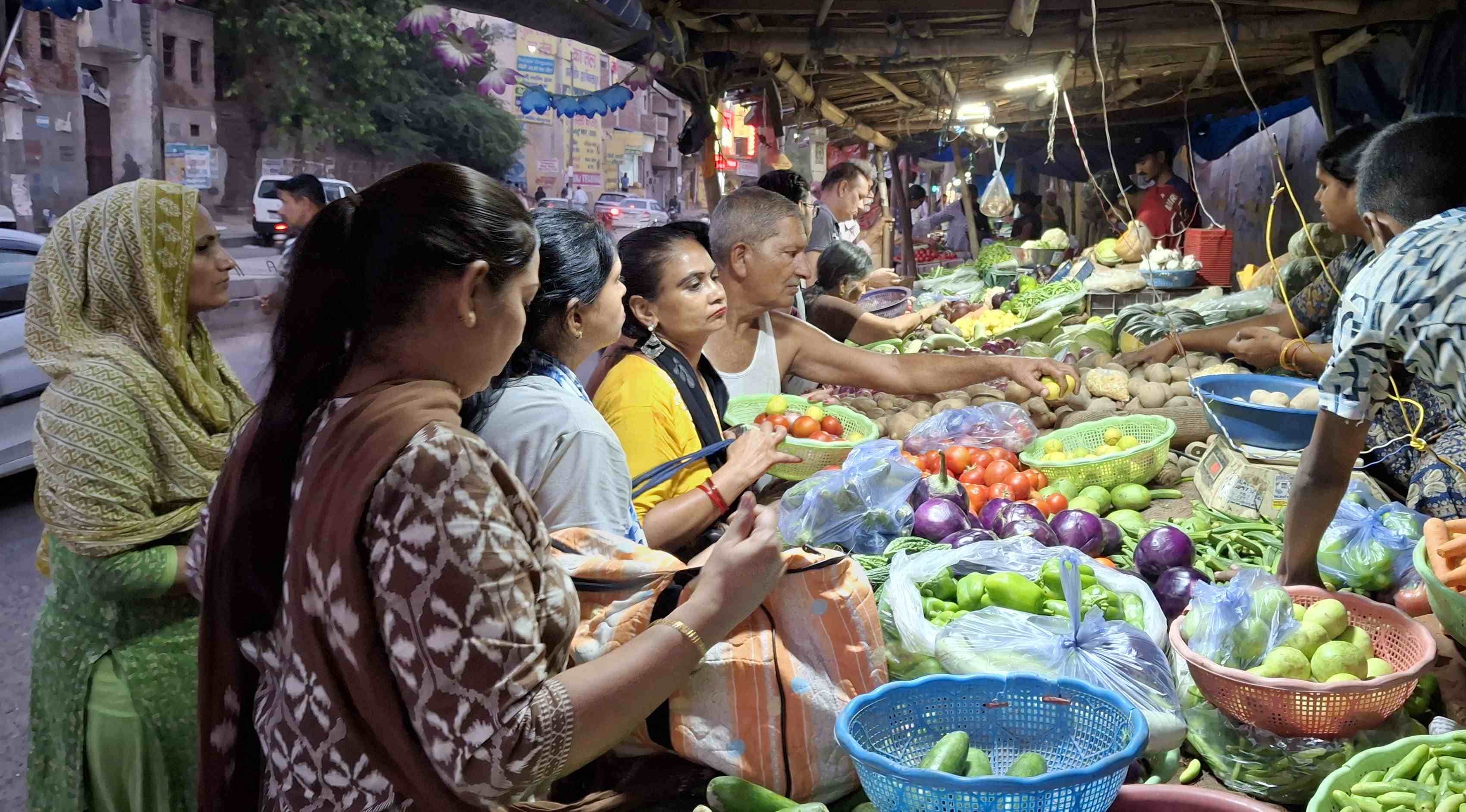 -फोटो 82 : रेलवे रोड पर मंडी में सब्जी खरीदती महिलाएं। संवाद