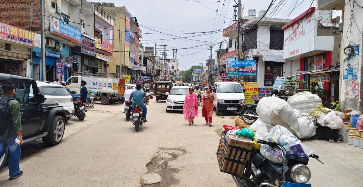फोटो कैप्शन शहर के महात्मा गांधी मार्ग पर सड़क के बीच लगाई गई बाइक। संवाद