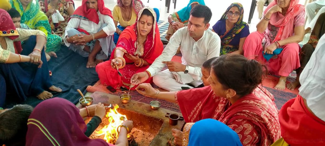 The couple conveyed a message of environmental conservation by planting saplings.