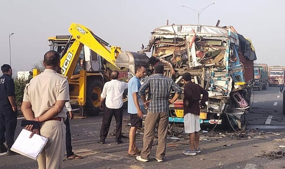 फोटो : सोनीपत के पिपली टोल प्लाजा के पास केएमपी एक्सप्रेसवे पर हुए हादसे के बाद मौके पर मौजूद प