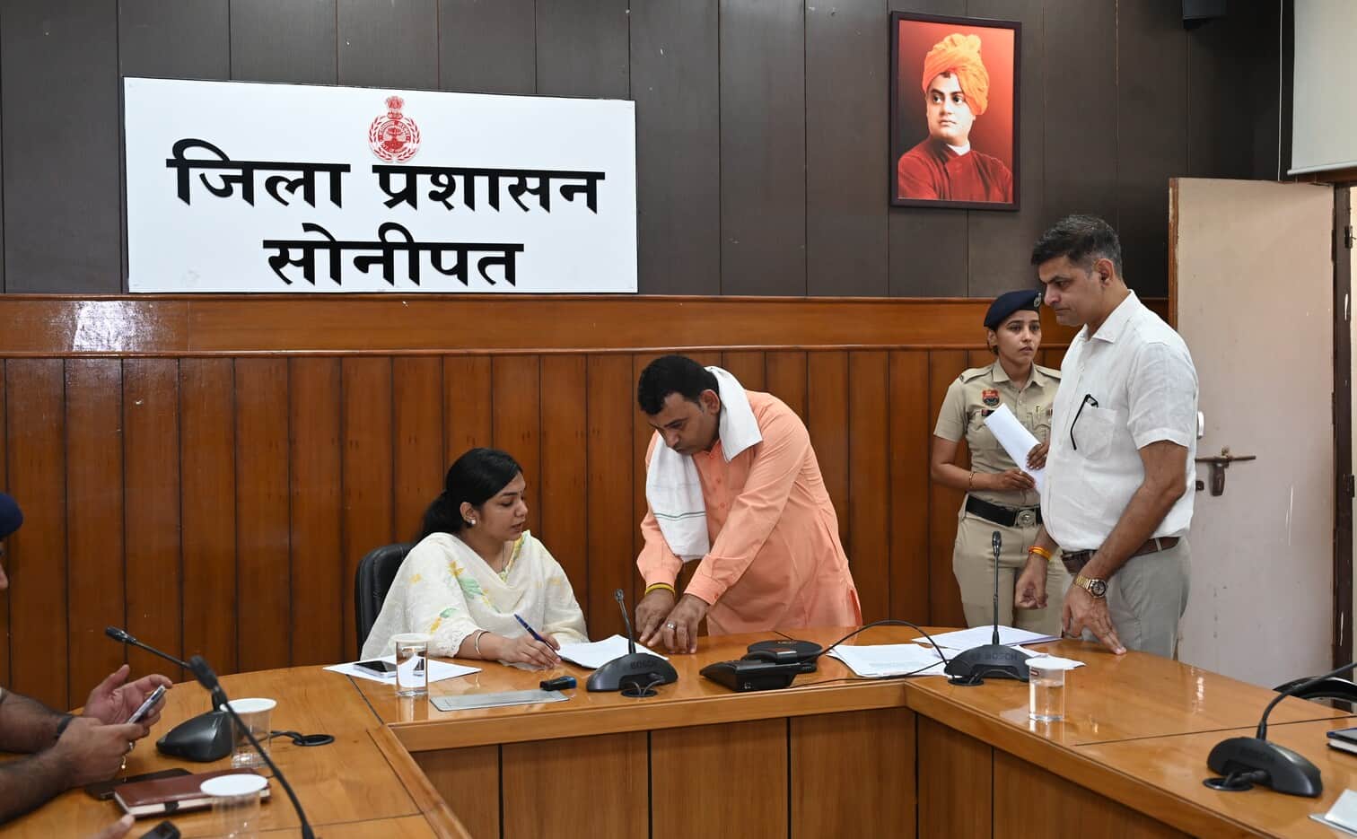 फोटो : सोनीपत लघु सचिवालय में समाधान शिविर के दौरान जनसमस्याएं सुनती प्रबंध निदेशक अंकिता वर्म