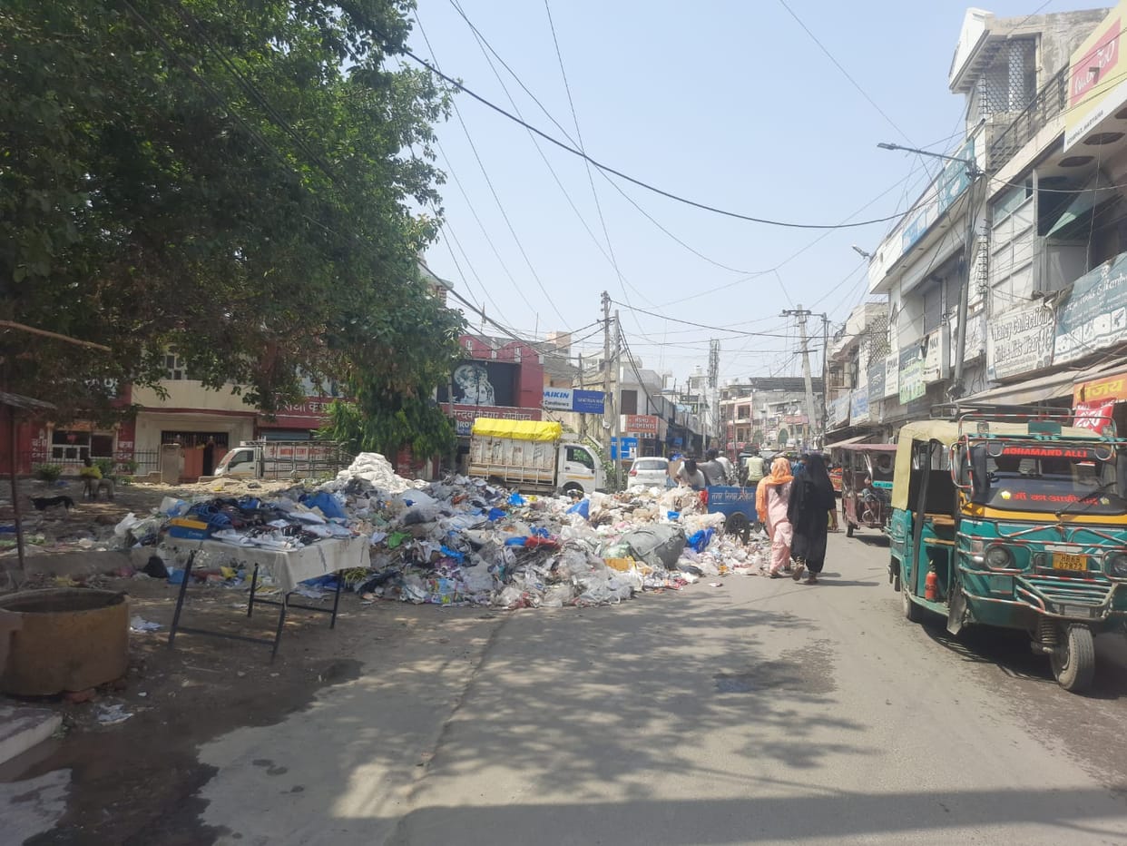 Due to the end of the cleaning tender, heaps of garbage are lying on the roads.