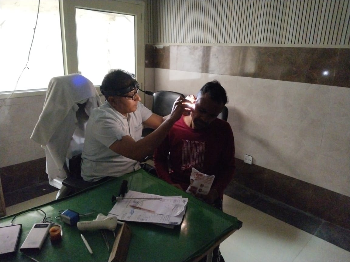 Power outage at the hospital; doctors are treating patients in the dark