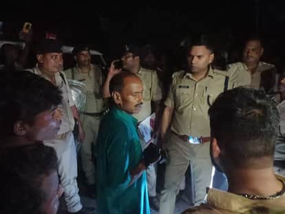 ग्रामीणों को समझते पुलिस अधिकारी
