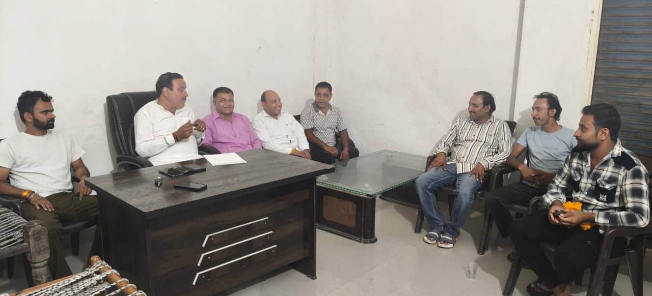 ग्रामीणों के साथ विकास कार्यों पर चर्चा करते सरपंच संजय त्यागी। संवाद
