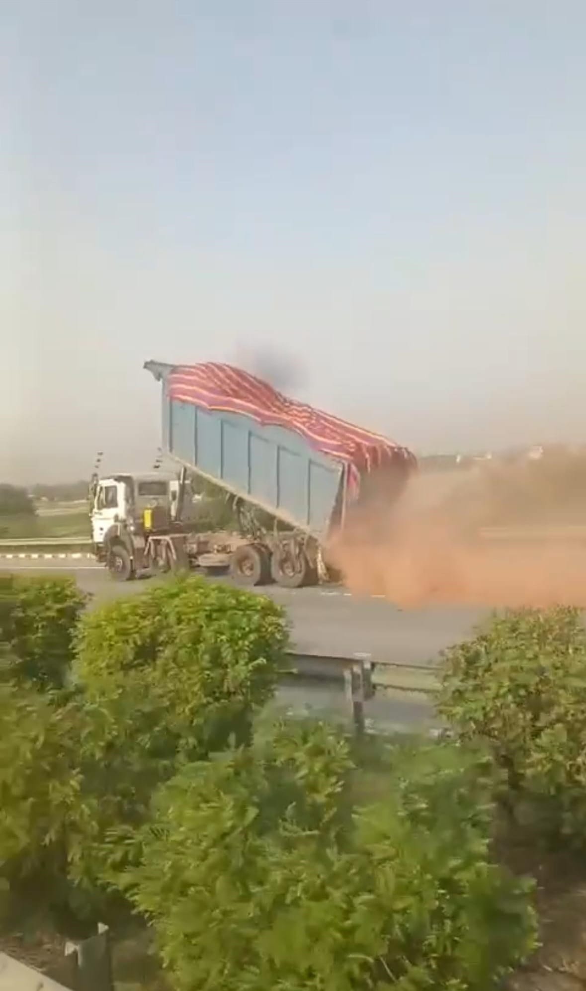 Dumper dumps stones on EPE to avoid fine; traffic jam lasts two hours.