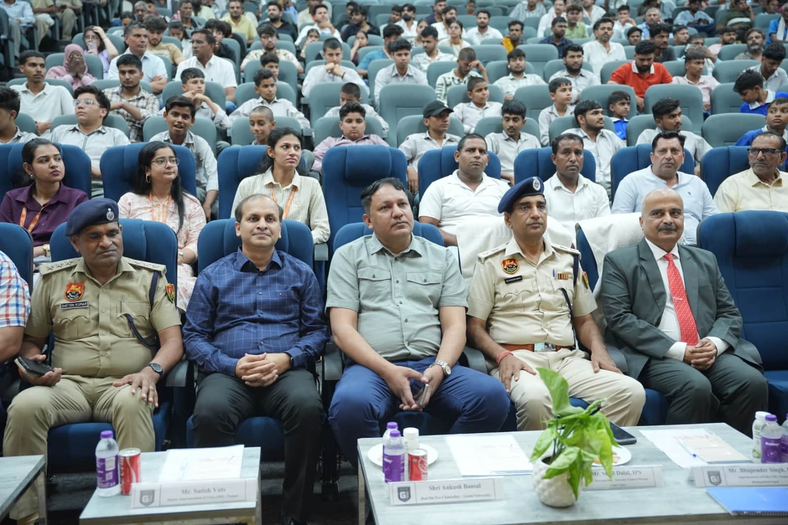 गीता यूनिवर्सिटी हुए कार्यक्रम में मौजूद पुलिस अधिकारी व अन्य। पुलिस