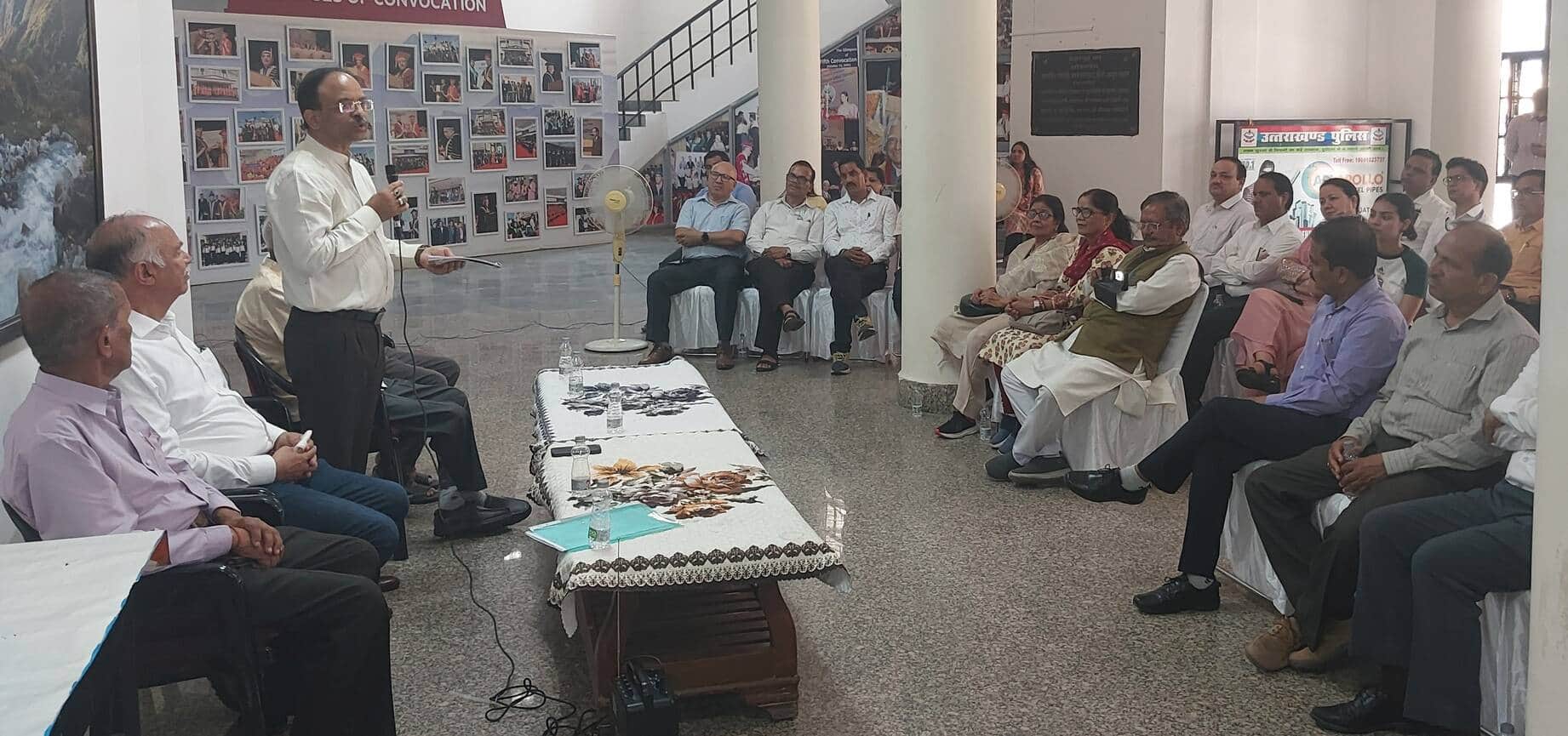 गढ़वाल विवि श्रीनगर के चौरास परिसर में स्वामी मनमंथन की जयंती पर सभा को संबोधित करते कुलपति प्