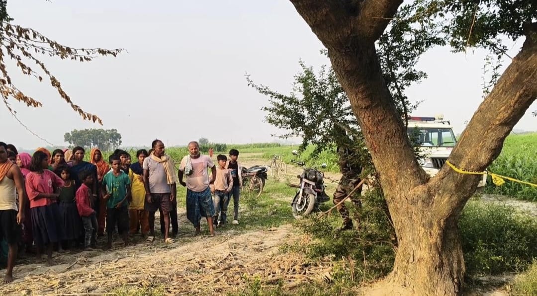 घटना स्थल पर जुटी लोगों की भीड़