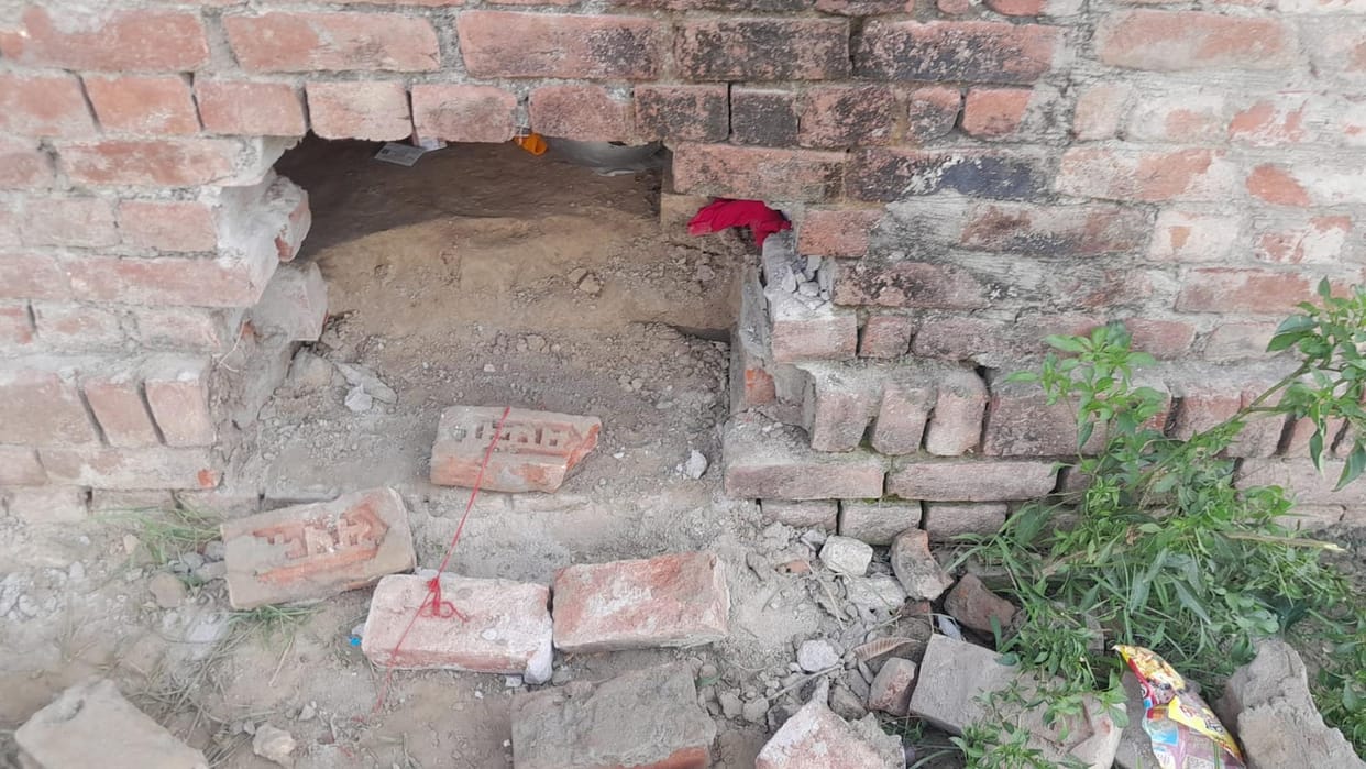 Thieves made off with jewelry and cash worth lakhs from two houses.