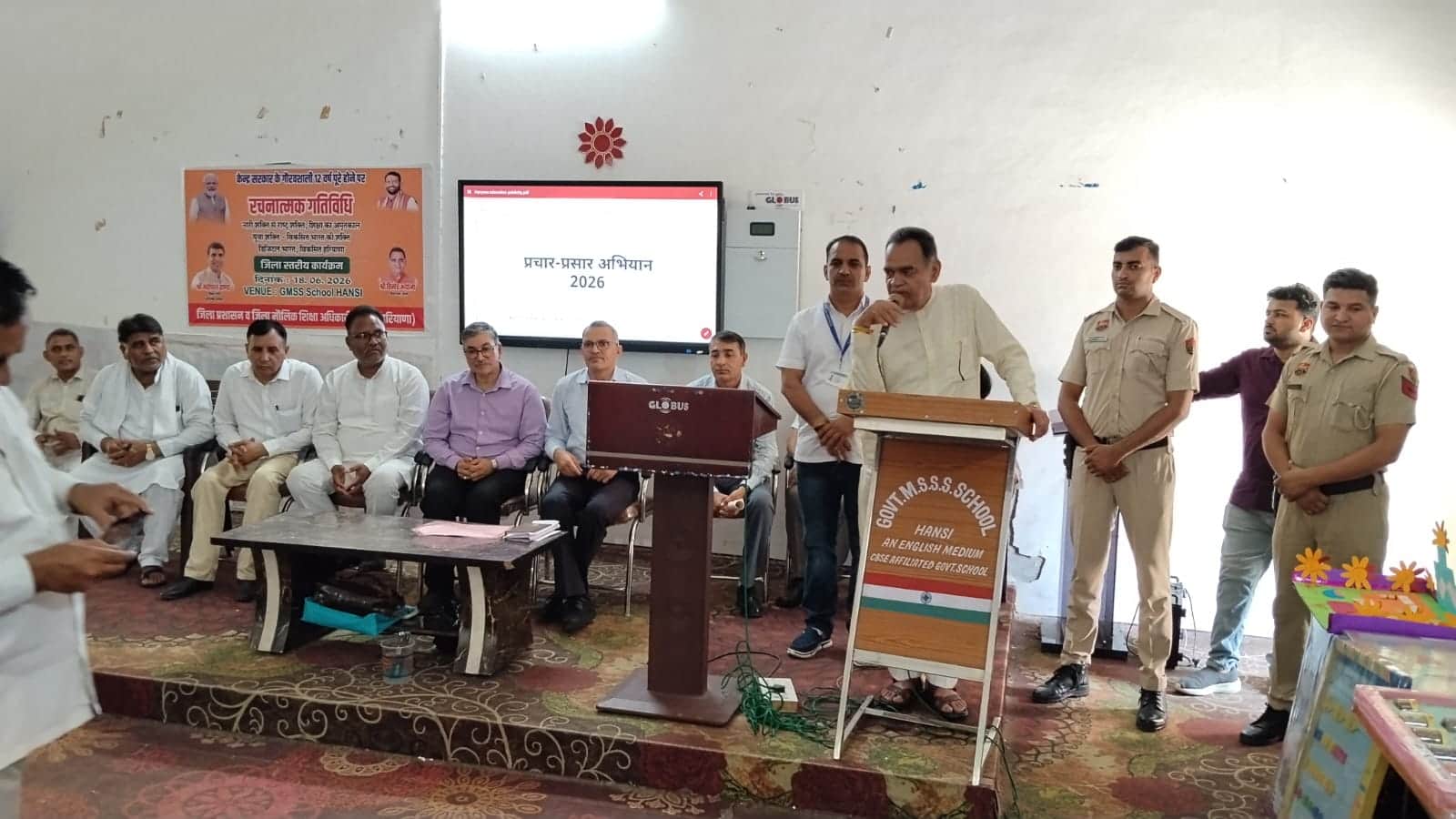 हांसी विकसित भारत संकल्प सम्मेलन में संबोधित करते विधायक विनोद भयाना। प्रशासन