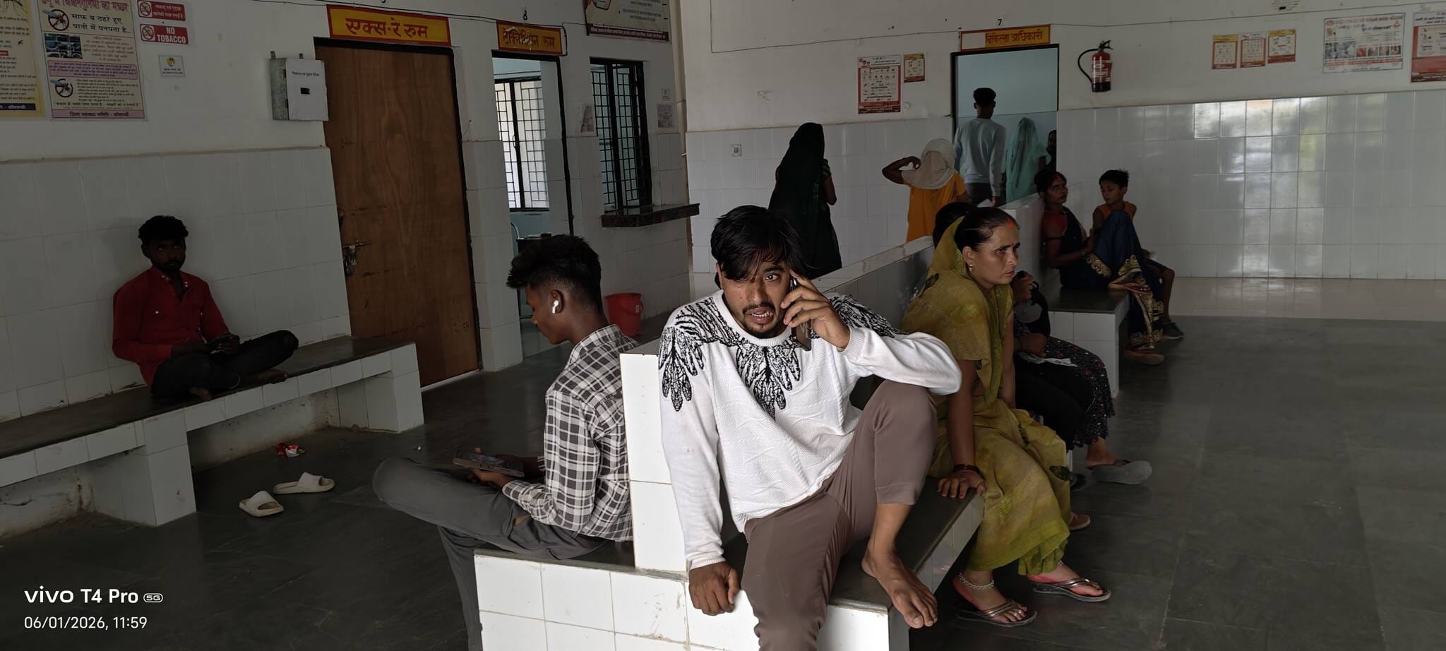 इलाज कराने के लिए सीएचसी में अपने बारी का इंतजार करते मरीज-संवाद