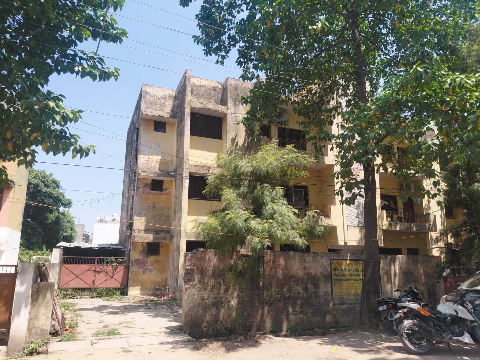 जिला अस्पताल के जरजर आवास। संवाद