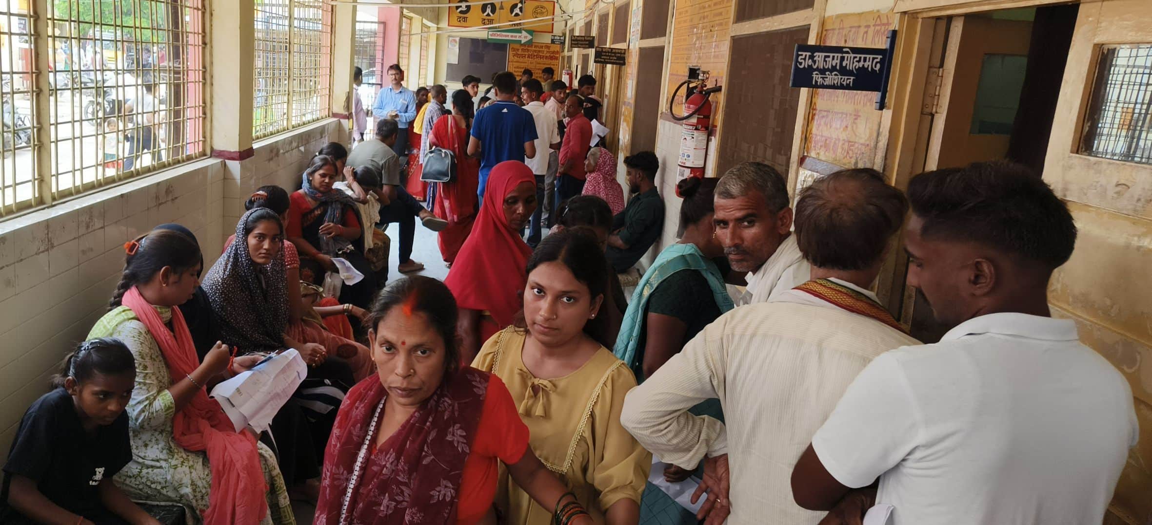 जिला अस्पताल की ओपीडी में चिकित्सक कक्ष के बाहर लगी मरीज व तीमारदारों की भीड़। 