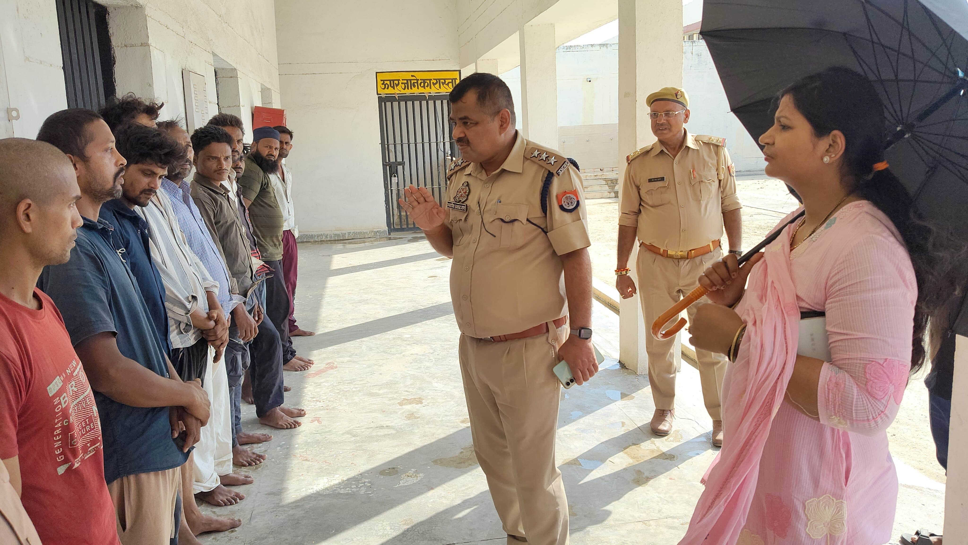 जिला कारागार में बंदियों से जानकारी लेतीं जिला विधिक सेवा प्राधिकरण की सचिव।