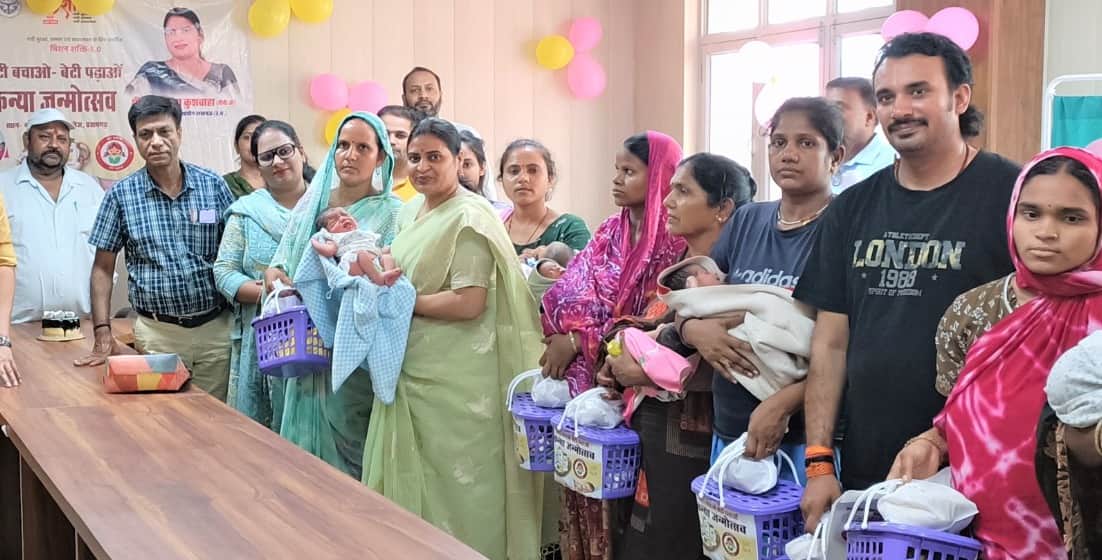 जिला महिला चिकित्सालय में आयोजित कन्या जन्मोत्सव  कार्यक्रम में बेटियों को उपहार देतीं राज्य मह