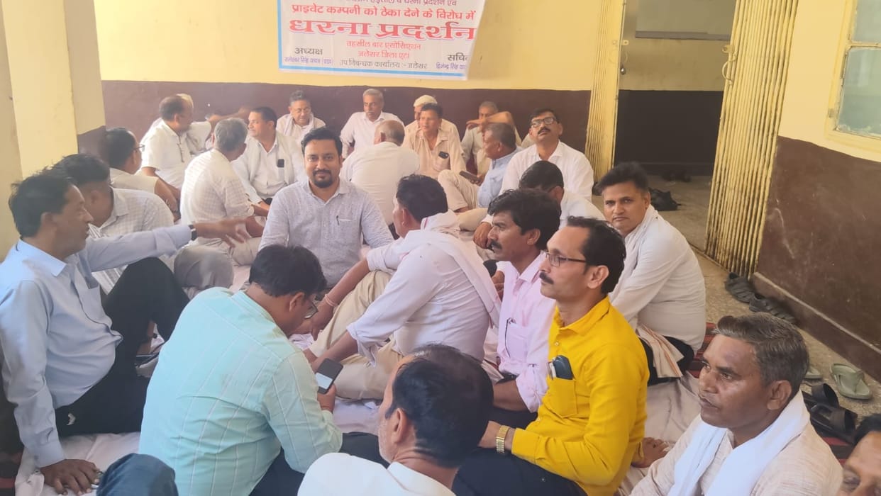 Lawyers remained on strike for the fourth day; submitted a memorandum.
