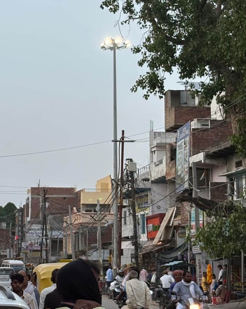 ज्ञानपुर नगर के दुर्गागंज तिराहे पर दिन में जल रहा हाईमास्ट लाईट। संवाद