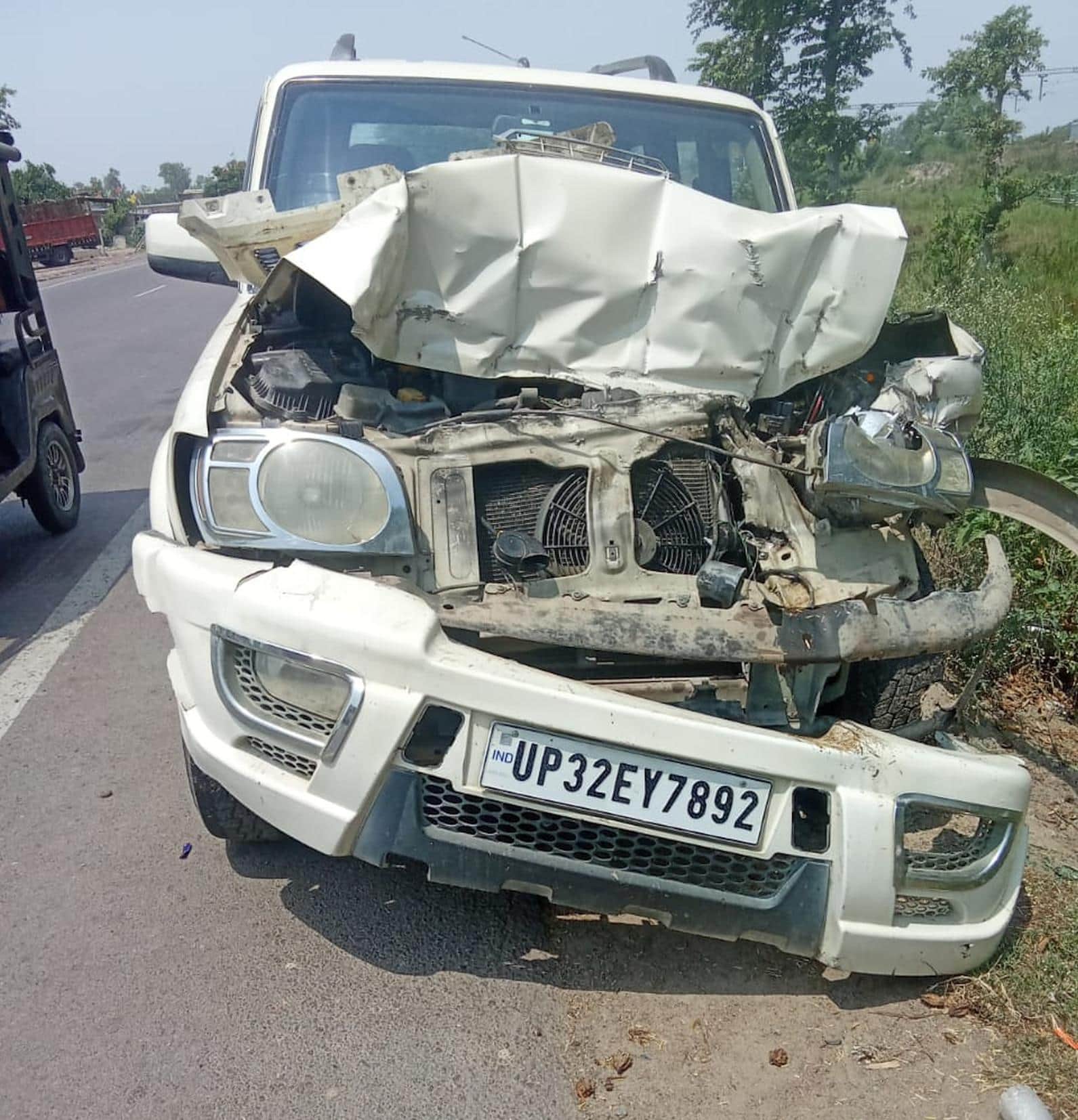 जरवलरोड में सड़क हादसे में क्षतिग्रस्त वाहन। 