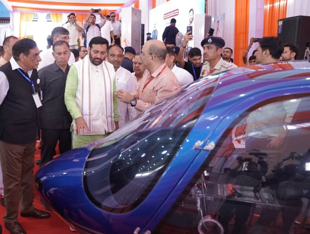 The Chief Minister inspected the gyrocopter, gathered technical details, and felicitated the trainee pilots.