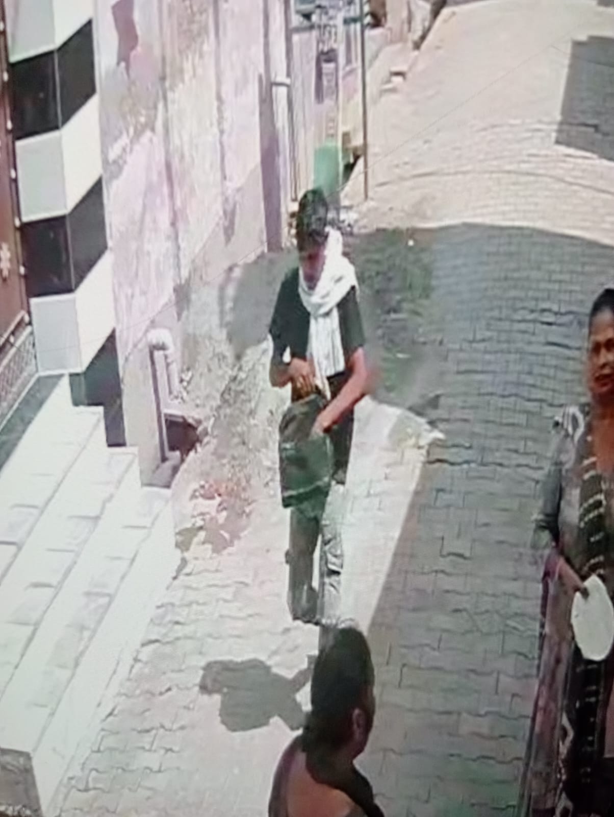 Bag containing 1.5 lakh stolen in Kulan; accused caught on camera