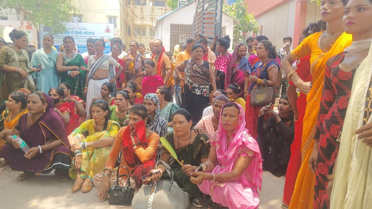 Bihar: Crores stolen from transgender’s car, kinner community protests at collectorate over police inaction