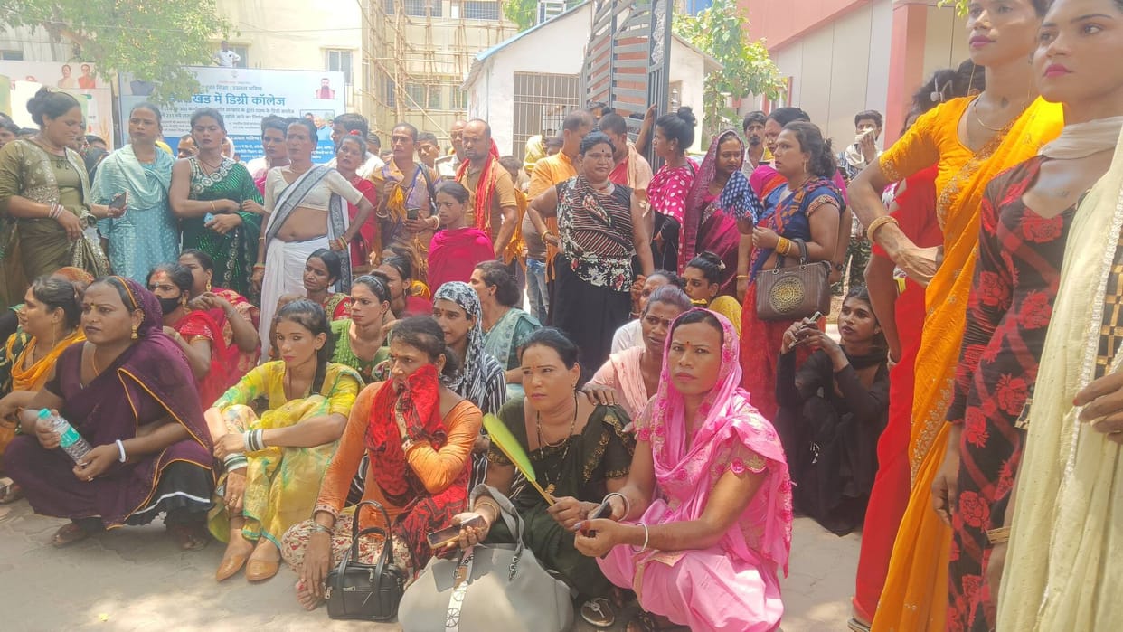 Bihar: Crores stolen from transgender’s car, kinner community protests at collectorate over police inaction