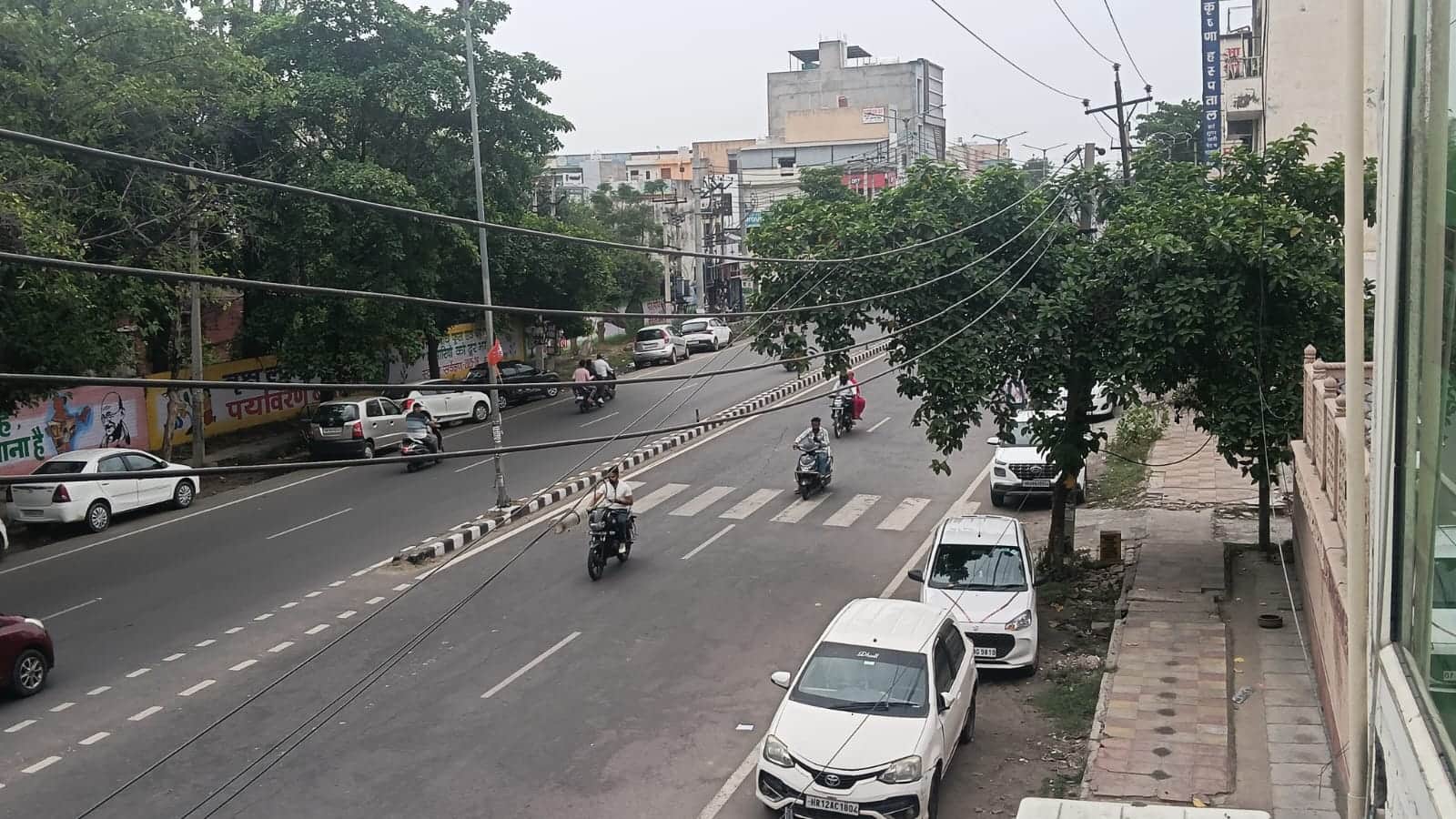 करनाल रोड से होकर गुजरते वाहन  चालक। संवाद