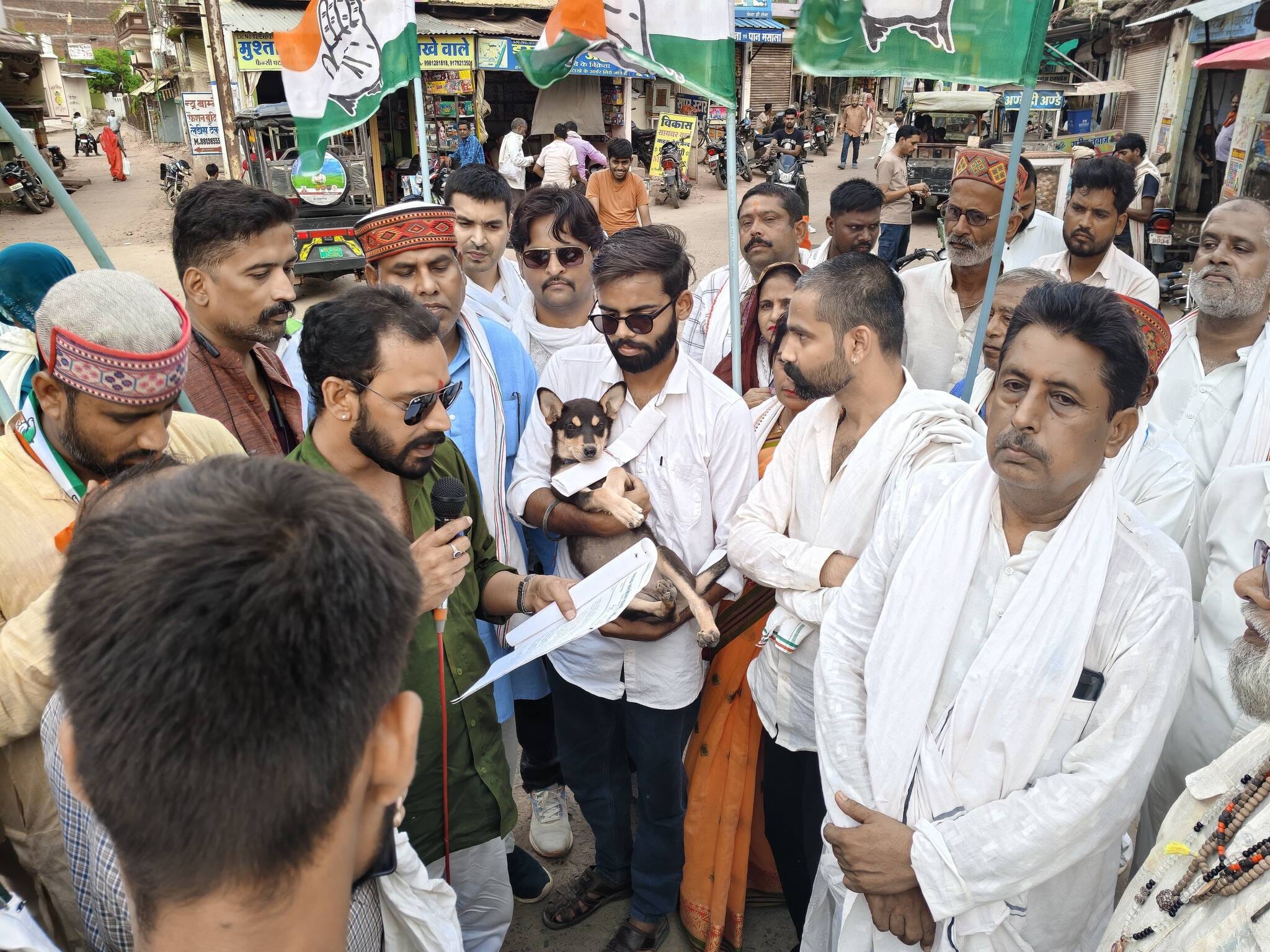 कुत्ते को सौंपा ज्ञापन।