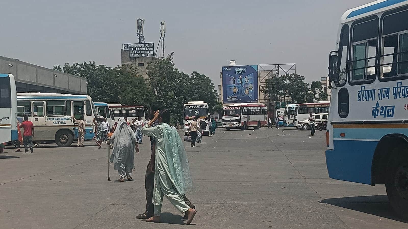 कैथल के बस अड्डे पर बसों का इंतजार करते यात्री। संवाद