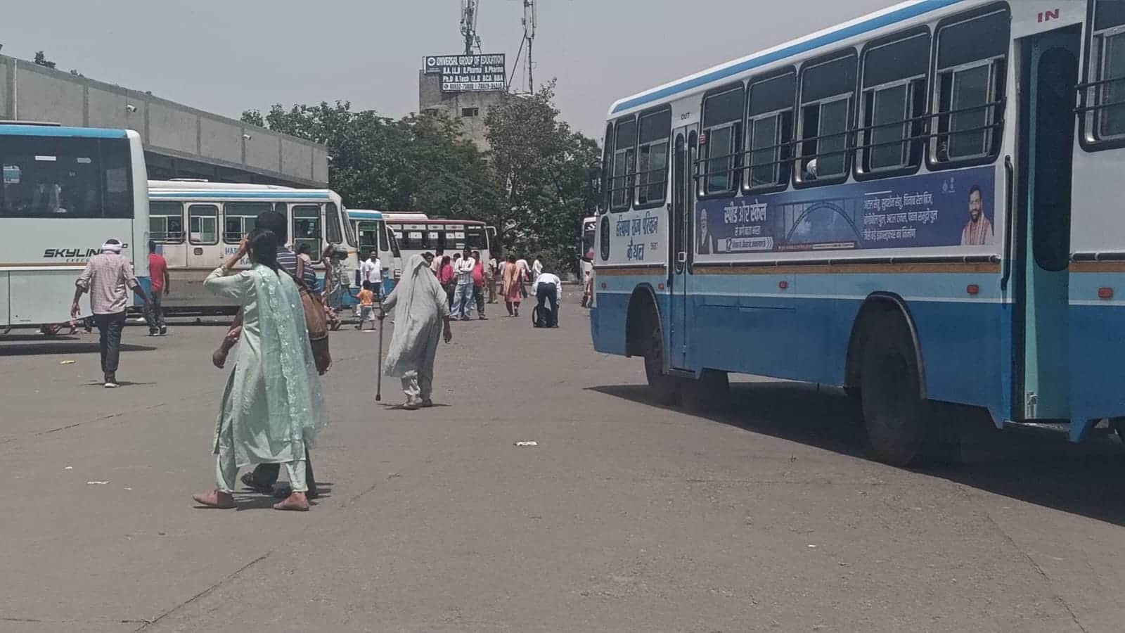 कैथल के बस अड्डे पर मौजूद यात्री। संवाद