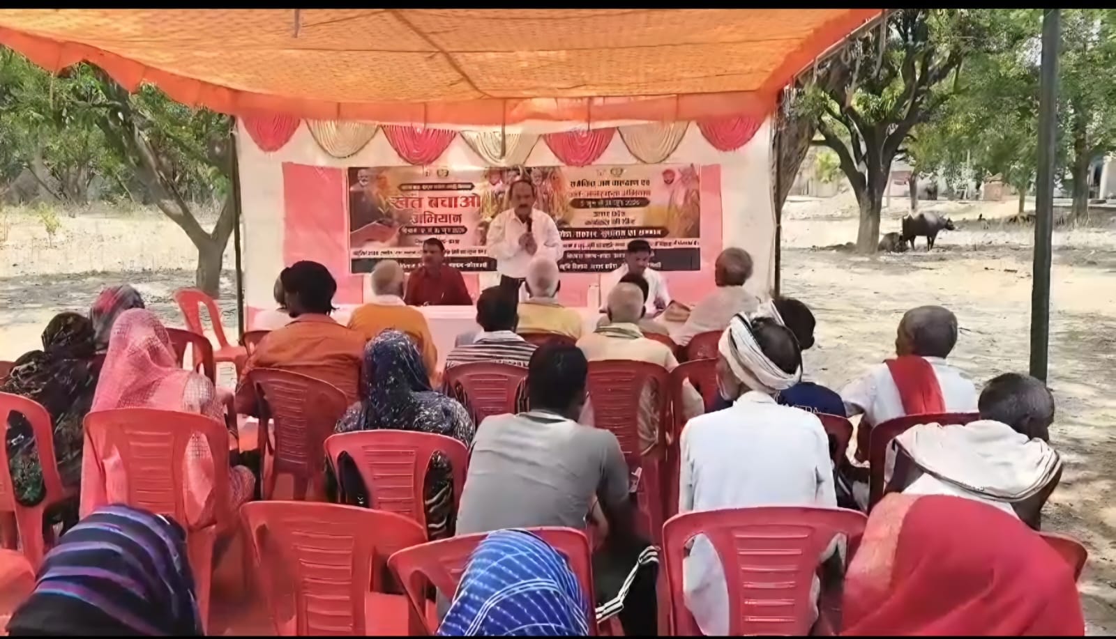 कड़ा के अफजलपुर सातों गांव में खेत बचाओ अभियान के अंतर्गत कृषकों को जागरूकता करते डॉ. मनोज सिंह