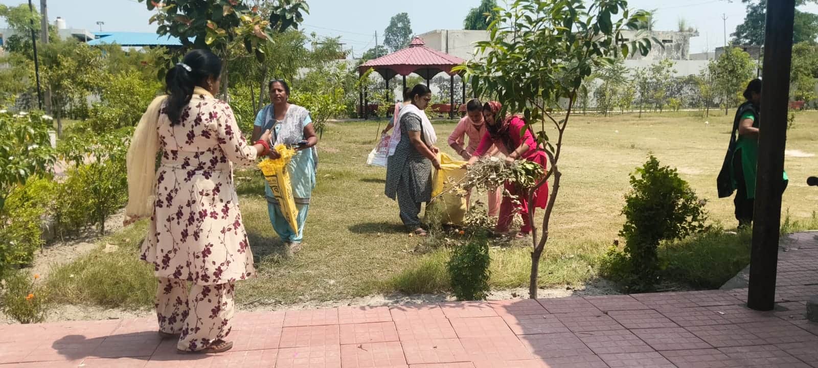 लाडो पार्क की सफाई करती महिलाएं। प्रवक्ता