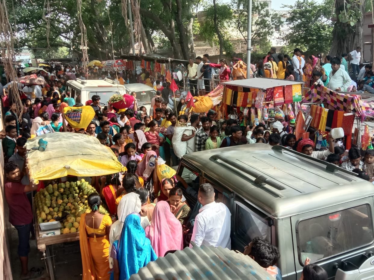 Crowds thronged Ujiyar Ghat for the tonsure ceremony, causing a traffic jam stretching five kilometers.