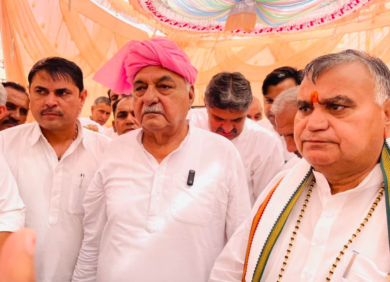 मीडिया से संवाद के दौरान विभिन्न मुद्दों पर प्रतिक्रिया देते नेता प्रतिपक्ष भूपेंद्र सिंह हुड्ड