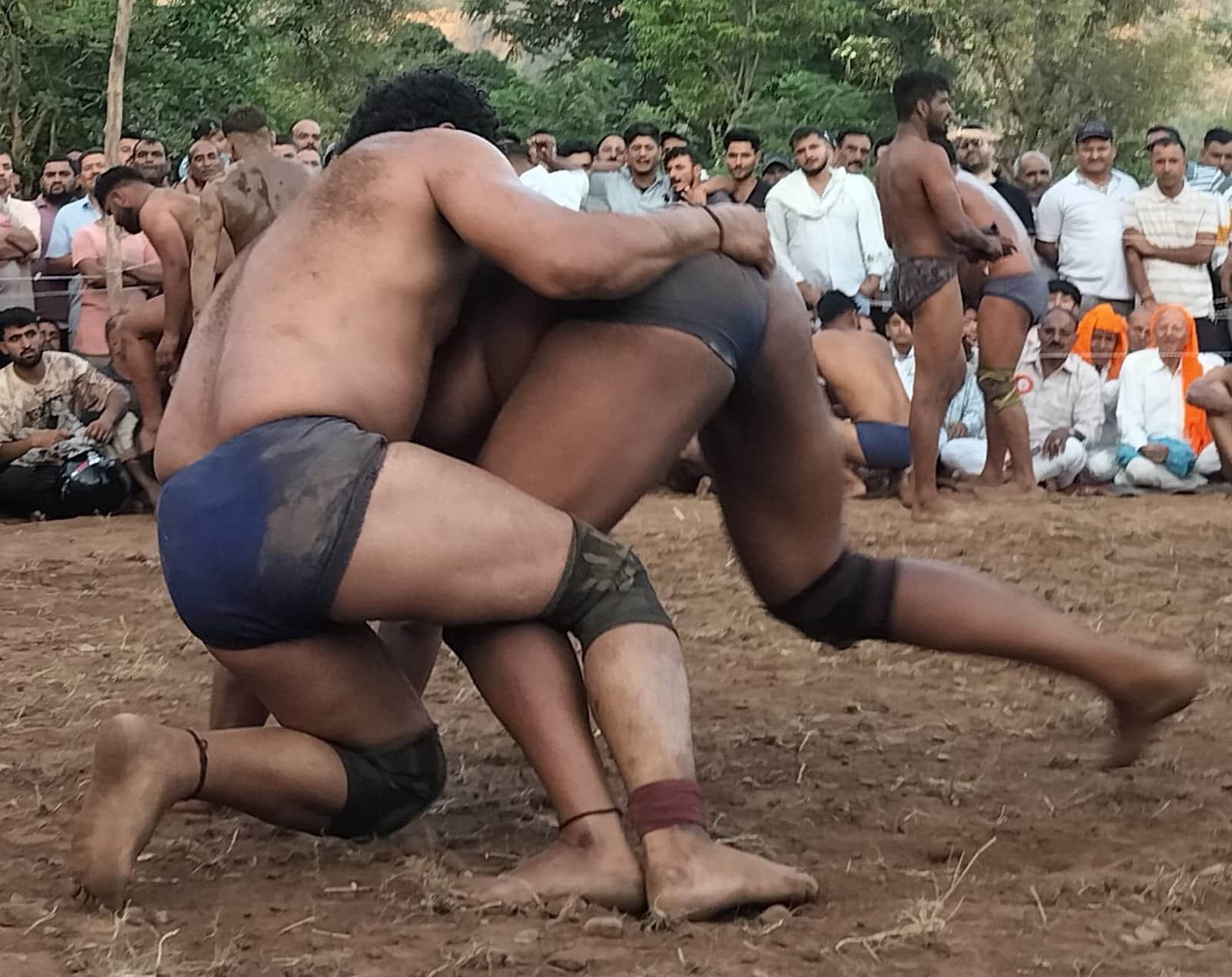 महानपुर दंगल में मल युद्ध का प्रदर्शन करते पहलवान। स्रोत संवाद।